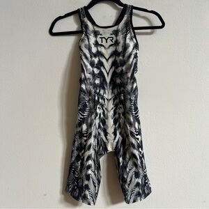 TYR Kneeskin VENZO GENESIS 
Size 25